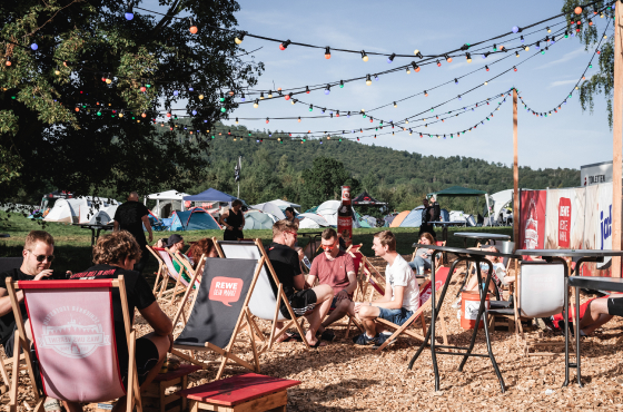 Sonnenstühle beim Festivalmarkt