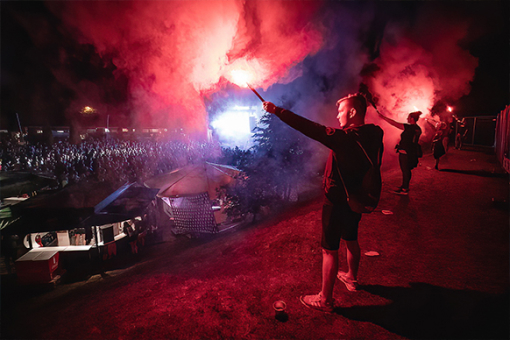 Lichtershow mit Leuchtfackeln